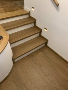 Schody na beton z białymi podstopnicami